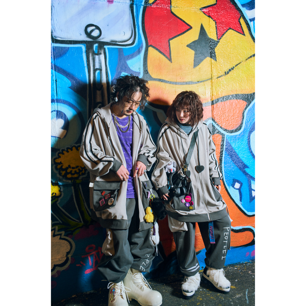 PEOPLE 1 CAN BADGES / BLACK × WHITE